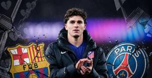 El Atlético de Madrid cree que Julián Álvarez quiere abandonar el club, informa la Cadena Ser. Esto ha despertado un bombazo para Barcelona y PSG, los principales interesados. Foto: Inteligencia Artificial.