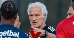 Técnico sorprende y renuncia de su selección a un mes de iniciar el Mundial