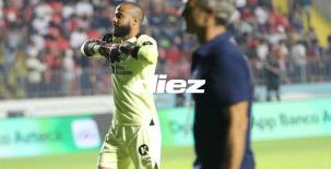Edrick Menjívar se lanzó con todo contra Pablo Lavallén