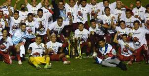 Los jugadores del Malacateco posando con la copa. Es el primero para los “Toros” en la historia del fútbol chapín. Foto Omar Solís - Emisoras Unidas