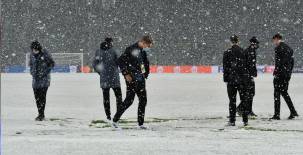 Los jugadores y oficiales del partido salieron al terreno de juego y vieron que las condiciones eran difíciles.