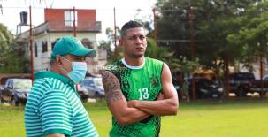Carlo Costly junto a Alvin Lone, dueño y presidente del Lone FC de la Liga de Ascenso de Honduras.
