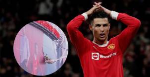 Quitan la imagen de Cristiano Ronaldo en el estadio Old Trafford del Manchester United.