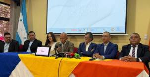En la mesa principal figuran los periodistas Enrique Merino, Isabel Zambrano, Anael Arita, Edwin Banegas, Alex Cáceres y Nilson Flores.