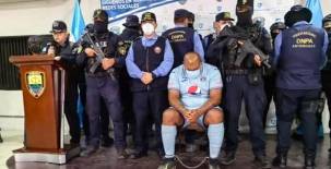 Tokiro Rodas Ramírez, alias “El Perverso”, fue presentado con las esposas, en calzoneta y tacos. Fue arrestado cuando jugaba un partido de fútbol en Choluteca.