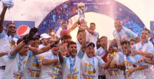 Los jugadores del Alianza festejan por todo lo alto el título número 16 para el equipo en el fútbol salvadoreño. Foto EDH