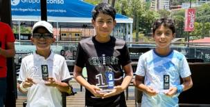 José Daniel Echeverri posa con el trofeo de campeón en la categoría U12 masculina para consolidarse como tricampeón nacional.