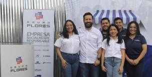 Ejecutivos y colaboradores de Grupo Flores comparten junto a los emprendedores durante la nueva edición del Bazar Ruta 360.