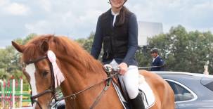 Olivia Cosenza montada en su hermoso caballo con el que compite en el ecuestre.