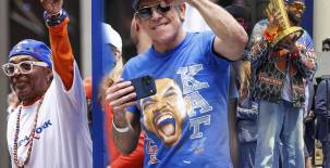 Miles de personas se congregaron en Nueva York, entre ellos famosos actores y cantantes quienes festejaron el título de la NBA conquistado por la Knicks quienes vencieron en las finales a los San Antonio Spurs.