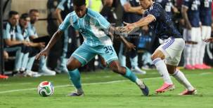 El delantero Keyrol Figueroa haciendo su debut con la Selección de Honduras en el duelo frente a Argentina.