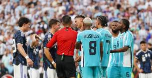 Los futbolistas hondureños le reclaman al árbitro pero no cambió la decisión tras el pisotón del Búho Meléndez.