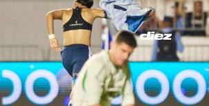 Jhen Clever Portillo corre feliz luego de anotar el gol del título y el meta Jonathan Rougier queda dolido. Fotos Marvin Salgado y Mauricio Ayala.