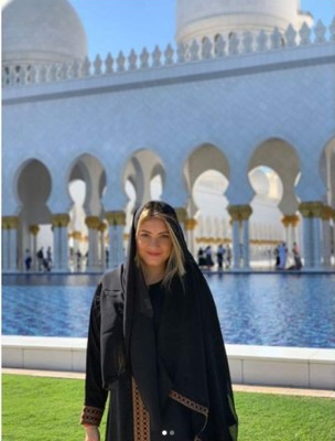 Ellos a jugar y ellas de vacaciones: El viaje de las novias del Real Madrid a Abu Dabi