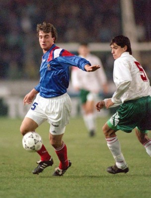 ¡22 menos! La novia de infarto de una exfutbolista francés de 51 años