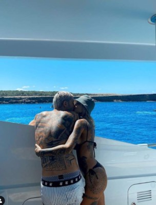 Las vacaciones de Theo Hernández y su nueva novia en Ibiza que están dando de qué hablar