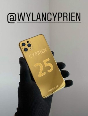 La nueva moda de los futbolistas: Presumen tener celulares bañados en oro&nbsp;&nbsp;