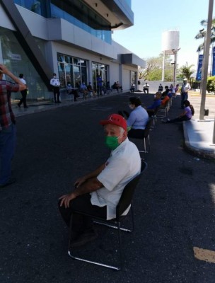 Bancos de Honduras vuelven a abarrotarse en pleno brote de coronavirus