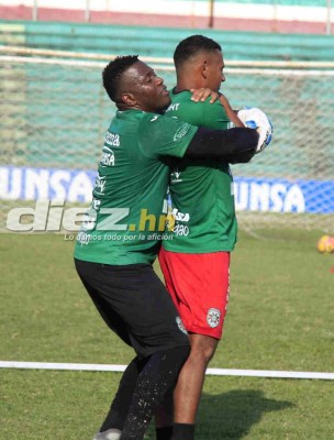 Bromas, en moto y pasillo en el entreno del Marathón previo a la Gran Final