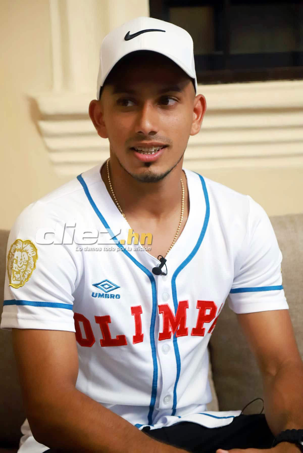 Edwin Rodríguez lució con mucho orgullo la camiseta del Olimpia en la entrevista. FOTO: Franklin Muñoz.