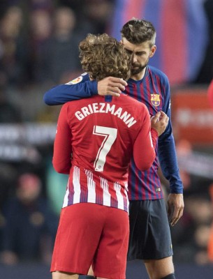 Curiosas: Cariño de Piqué a Griezmann; Antonella con compañía y un intruso en el Camp nou