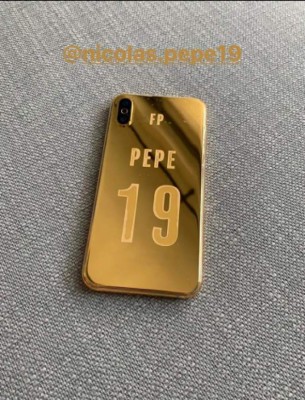 La nueva moda de los futbolistas: Presumen tener celulares bañados en oro&nbsp;&nbsp;