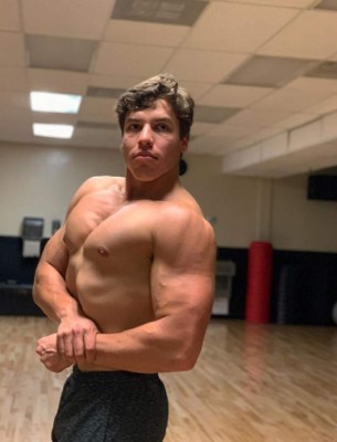 Tras los pasos de su padre: El tremendo físico del hijo de Schwarzenegger, hincha del Barcelona&nbsp;&nbsp;