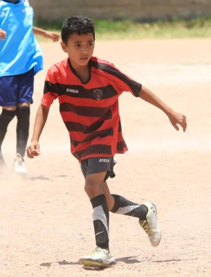 Los niños que son figuras en las polvorientas canchas de Tegucigalpa