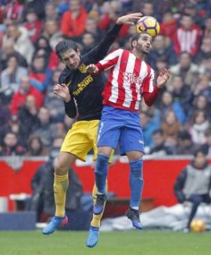 GRA274 GIJON (Asturias) ,18/2/2017.- El defensa montenegrino del Atlético de Madrid Stefan Savic (d) pelea un balón con el defensa brasileño del Sporting durante el partido se la 23ª jornada de la Liga de Primera División contra el Sporting que ambos equipos disputaron hoy en el estadio de El Molinón. EFE/Alberto Morante