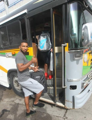 El curioso y singular bus en el que viajó Motagua a Tela