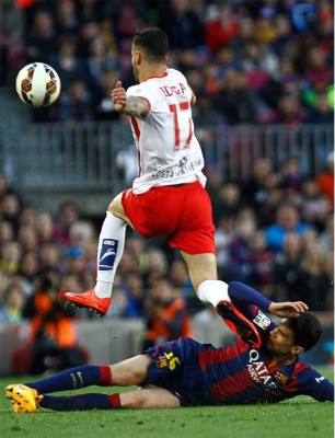 Barcelona goleó 4-0 a Almería y sigue firme hacia el título