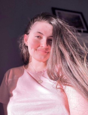 El drama de una joven influencer que es alérgica al agua: un sorbo le corta la lengua y sus lágrimas le hacen daño