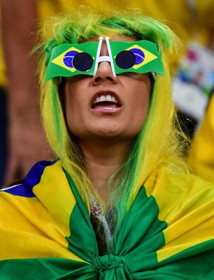 Garotas ponen belleza en el Mundial de Rusia en juego de Brasil-Bélgica