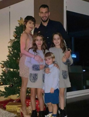 Apasionado beso de Thiago y uno en muletas: Así viven la navidad 2020 los cracks del fútbol