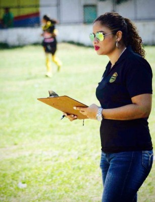 Waldina Mejía, la bella entrenadora del equipo femenino de Real España
