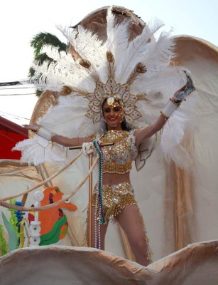 ¡BELLEZA! La campanita se roba el show en el carnaval de La Ceiba
