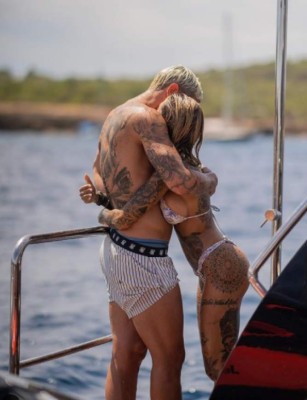 Las vacaciones de Theo Hernández y su nueva novia en Ibiza que están dando de qué hablar