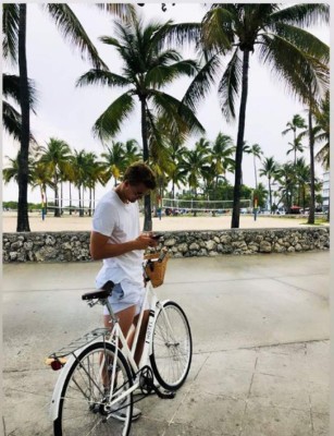 Sin prisa para decidir su futuro: Las espectaculares vacaciones de De Ligt con su novia