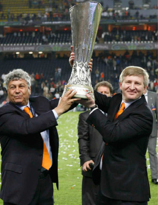 Los grandes magnates del fútbol .