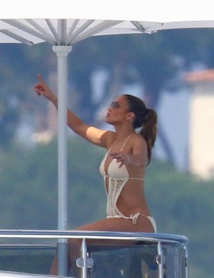 Jennifer López luce su explosivo cuerpazo en sus vacaciones con Alex Rodríguez