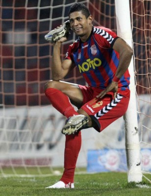 Las camisas que ha vestido Carlo Costly a lo largo de su carrera