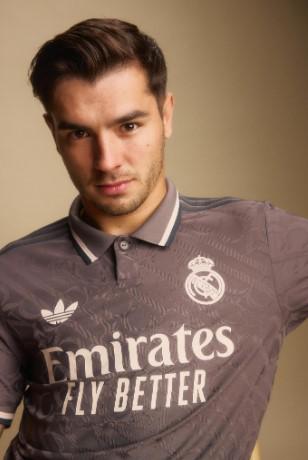 Lo presenta con Mbappé y una leyenda: Así es el tercer uniforme del Real Madrid para la temporada 2024-25