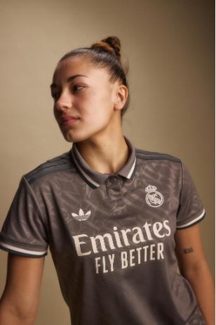 Lo presenta con Mbappé y una leyenda: Así es el tercer uniforme del Real Madrid para la temporada 2024-25