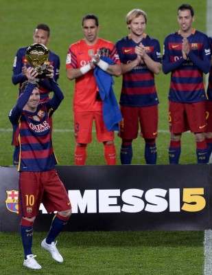 Así fue el homenaje del Camp Nou a Lionel Messi tras ganar su quinto Balón de Oro