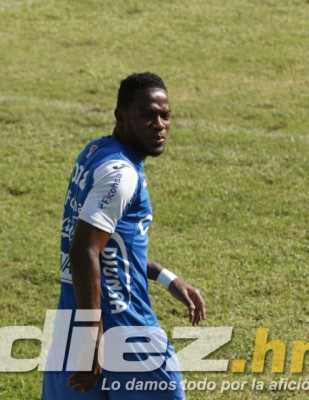 Risas, bromas y pláticas individuales de Pinto en el último entreno de Honduras