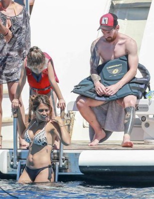 Las espectaculares vacaciones de Messi, Fábregas y Suárez con sus bellas mujeres