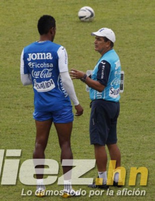 Pinto pide concentración, entrega y disciplina tras primer entreno con toda su artillería