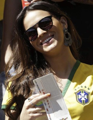Aficionados disfrutan el Mundial a ritmo de samba.