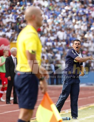 El sufrimiento de Amado Guevara en el banquillo de Honduras ante Canadá&nbsp;&nbsp;