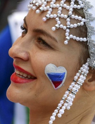 España y Rusia llevan muchas lindas chicas al juego de octavos del Mundial